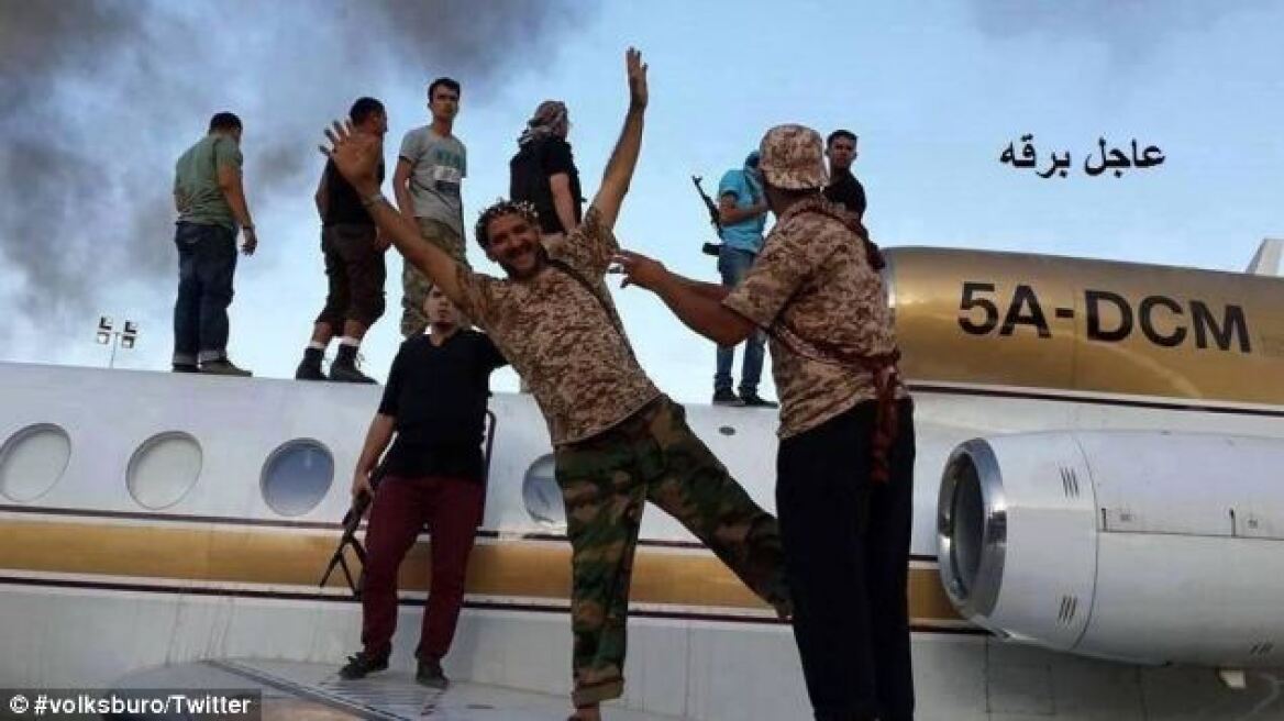 Λιβύη: Αντάρτες ποζάρουν πάνω σε αεροπλάνα που κατέλαβαν στο αεροδρόμιο της Τρίπολης